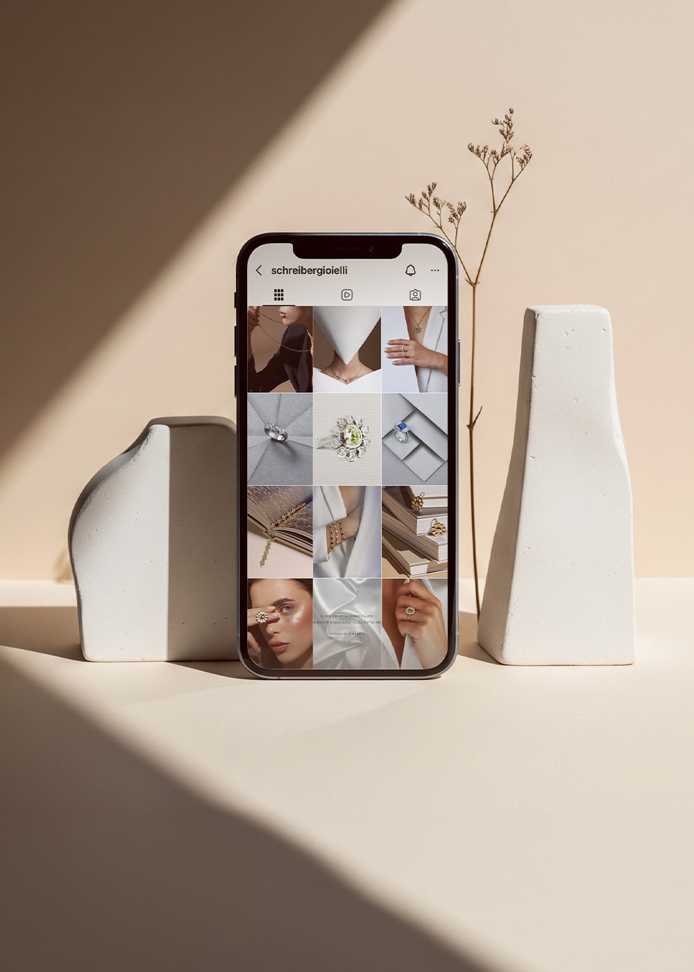 Editorial references for social content: warm tones, minimal typography and precious textures.